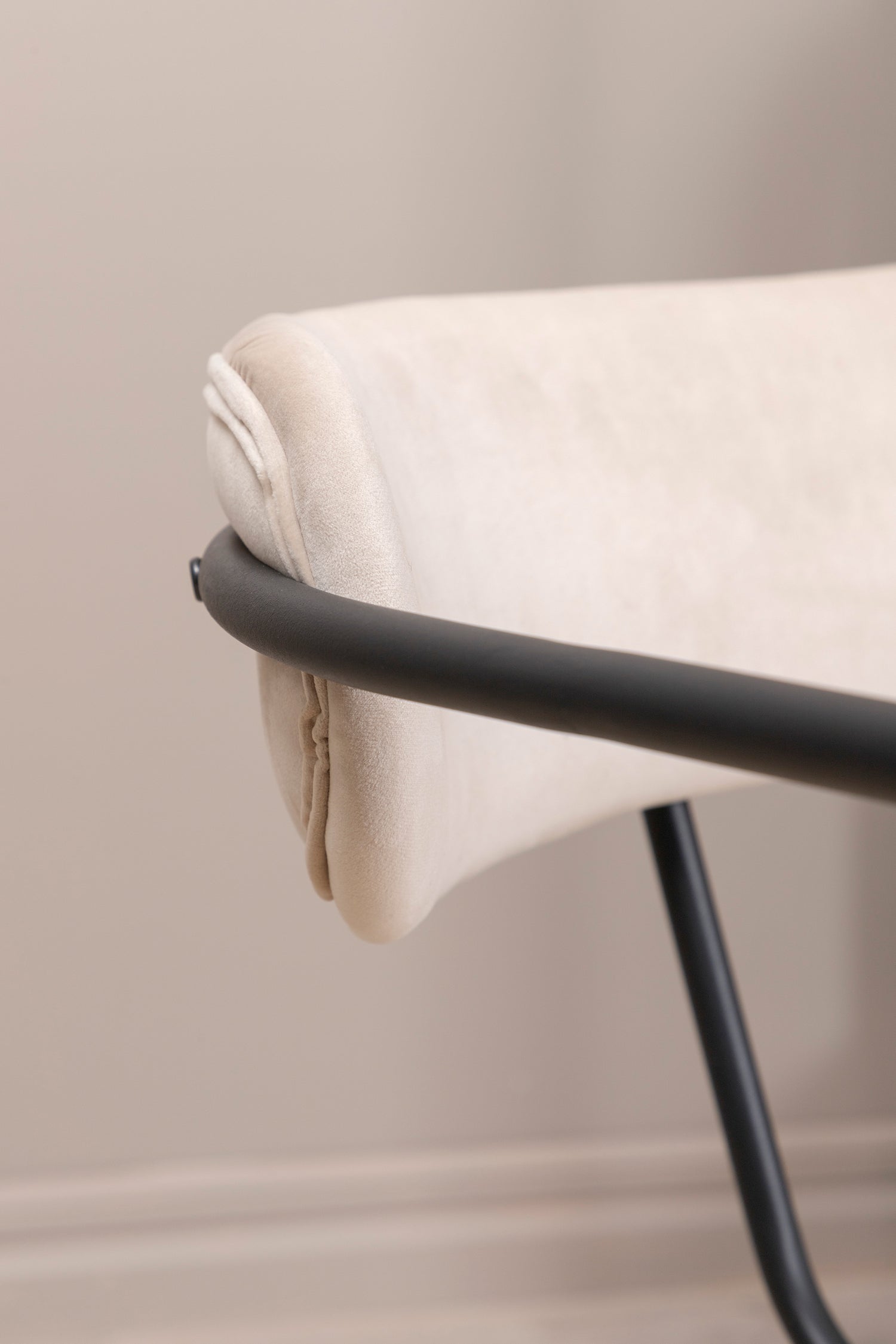 Duffy, lounge-nojatuoli beige sametti