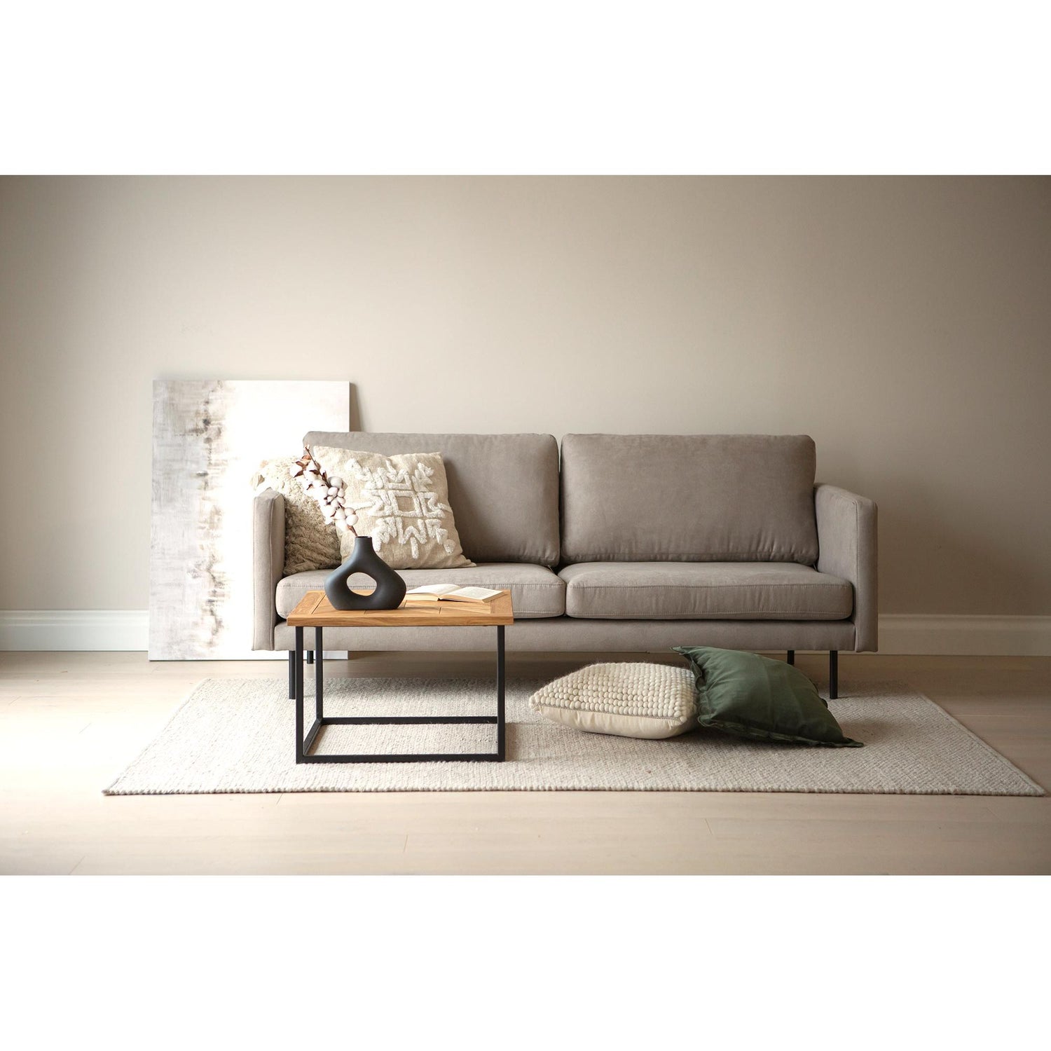 Scandic Collection Copenhagen 3-istuttava, Soro greige-3-istuttava sohva-Scandic collection-Ryhdikäs-Tukeva-Skandinaavinen-Finlandia Living